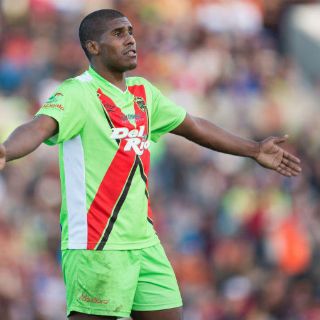 Dan castigo de por vida a dos aficionados por insultos racistas