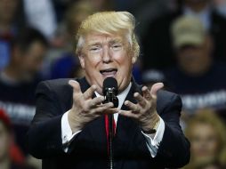 El presidente estadounidense reiteró a sus seguidores la promesa de construir el ‘muro’ en la frontera con México. AP / J. Minchillo