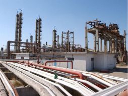 Entre ambas producirían lo mismo que la refinería de Minatitlán (foto). NTX / ARCHIVO