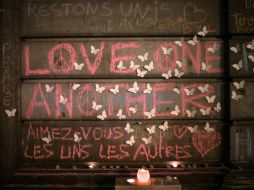 Mariposas de papel fueron pegadas en una pared de madera donde varias personas escribieron mensajes de consuelo para las víctimas. EFE / ARCHIVO