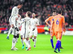 El duelo entre Francia y Holanda por la supremacía del Grupo A es uno de los platos fuertes de la temporada. AFP /