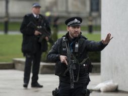 Agentes de policía británicos permanecen en guardia tras un tiroteo ante el Parlamento en Londres. EFE / W. Oliver