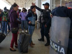 Policías llegaron a la central de autobuses para pedir a los manifestantes que dejaran pasar a la gente. SUN /