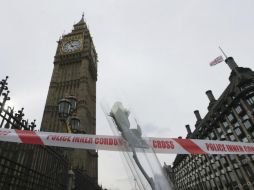Una rosa blanca reposa como tributo a las víctimas del ataque cerca del Parlamento británico. AP / T. Ireland