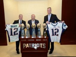 Robert Kraft (C), propietario del equipo, con agentes del FBI. ESPECIAL / www.fbi.gov