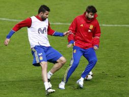 Piqué le esconde el balón a Diego Costa, en la práctica española de ayer de cara al duelo de hoy contra Israel. EFE / J. cerejido