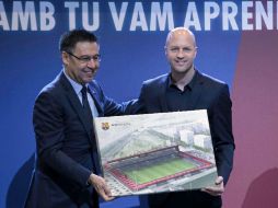 El presidente blaugrana, Josep Maria Bartolomeu (I) con Jordi Cruyff (D), hijo del genio holandés. EFE / S. Sáez