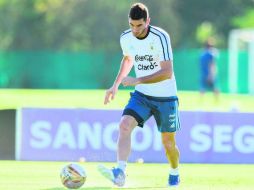 Lucas Alario entrena con la Selección de Argentina en Buenos Aires, con miras al partido eliminatorio del martes en La Paz. AFP /