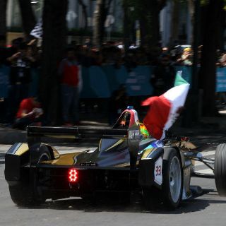Esteban Gutiérrez corre en el centro de la Ciudad de México