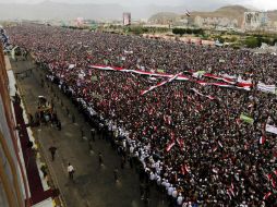 Miles de simpatizantes hutíes asisten a una manifestación conmemorativa del segundo aniversario de la intervención árabe en Yemen. EFE / Y. Arhab