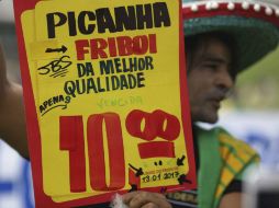 Un vendedor de carne brasileño ofrece sus productos a las afueras de un mercado. AP / E. Peres