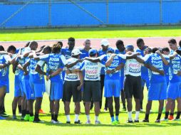 Los jugadores de Honduras cerraron filas para intentar hoy vencer a Costa Rica, y de paso volver a soñar con Rusia 2018. AFP /