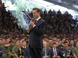 Peña Nieto, durante un encuentro con militares y marinos con sus familias. TWITTER / @PresidenciaMX