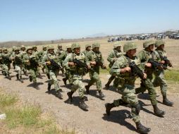 El personal castrense salió este martes de la Base Aérea Militar de Santa Lucía, Estado de México. EFE / J. Cruz