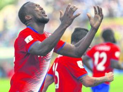 Respiro. Kendall Waston, de Costa Rica, festeja su gol que significó el empate ayer ante Honduras. AFP /
