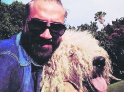 Contraste. El cantante suele presumir en sus redes sociales el amor que le tiene a sus mascotas. TWITTER /