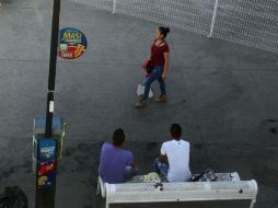 Dos hombres sentados en una banca lanzan palabras ofensivas y acosan a las mujeres que pasan afuera de la estación del Tren Ligero. EL INFORMADOR / M. Vargas