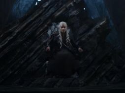 Daenerys Targaryen se sienta en el trono de Rocadragón, reino natal de su familia en Poniente. YOUTUBE / GameofThrones