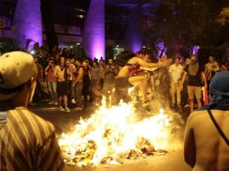 Manifestantes se introdujeron en el Congreso Nacional de Paraguay y causaron daños. EFE / A. Peña