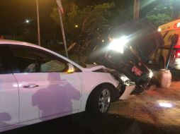 La persona lesionada, es aparentemente el conductor del vehículo negro. ESPECIAL / Bomberos de Guadalajara