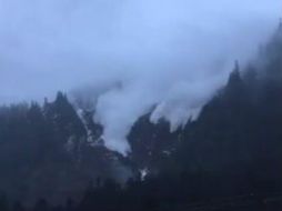La mujer que documentó el fenómeno natural externó que le llamó la atención el ruido inusual al salir de una piscina techada. TWITTER / @TriemTeam