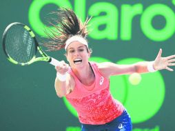 Johanna Konta devuelve una pelota a Caroline Wozniacki, en el juego por el trofeo en Miami, que finalmente obtuvo en dos sets. AFP / ARCHIVO