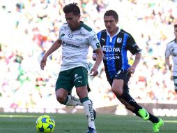 Tras la victoria con la que rompió una racha de seis juegos sin ganar, el conjunto de Santos llegó a 16 puntos. AFP / O. Wong