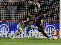 El meta mexicano se quedó a media salida ante el ''matador'' Suárez y éste no perdonó. EFE / M. Molina