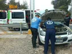 El conductor se encontraba del lado del copiloto debido al impacto del tren cuando Protección Civil llegó al lugar. ESPECIAL /