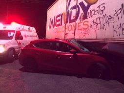 A pesar de que parte del vehículo quedó debajo del camión, ninguno de los tres hombres resultó lesionado de gravedad. ESPECIAL / Bomberos Guadalajara