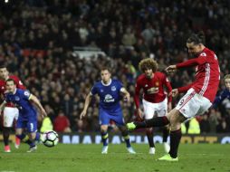 Ibrahimovic cobra la pena máxima que evita la caída del ManU. AP / M. Rickett