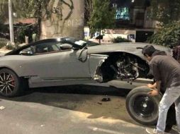 Al parecer el Aston Martin era conducido con exceso de velocidad cuando el conductor lo chocó contra un Fiat. ESPECIAL /