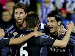 Morata (D) celebra uno de sus dos goles con sus compañeros. EFE / J. Martín