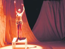 La obra conjunta la danza, la música y la tecnología multimedia. EFE /