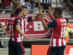 Igualada vital. Alan Pulido festeja con Fierro y Ponce el tanto del empate que devolvió al Guadalajara al partido. MEXSPORT / J. Martínez