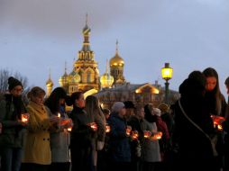 Un grupo de personas rinde homenaje a las víctimas de la explosión del pasado 3 de abril en el Campo Marsovo de San Petersburgo. EFE / A. Maltsev