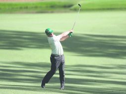 Líder. Charely Hoffman realiza uno de sus tiros en el hoyo 13 del Augusta National. AFP / R. Carr