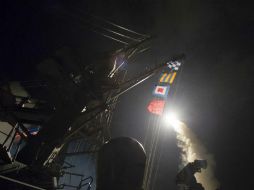 Imagen de la nave destructora de misiles USS Porter al momento de lanzar un ataque con misiles Tomahawk en el Mar Meditarráneo. EFE / Marina de los Estados Unidos