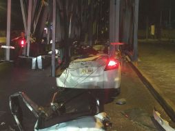 Bomberos municipales refirieron que el tractocamión se encontraba estacionado sobre la avenida. ESPECIAL /