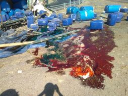 Personal de Protección Civil neutralizaron los químicos derramados en la carretera. ESPECIAL /