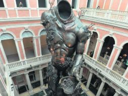 Obra. 'El demonio con un cuenco', en el Palazzo Grassi, de Venecia. EFE /