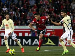 Víctor Malcorra (c), de Xolos, disputa el balón con Oribe Peralta (d), de América, durante el partido. ESPECIAL / XINHUA