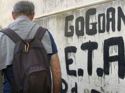 La entrega del arsenal se produjo después de que ETA emitiese un comunicado en el que se declaraba 'organización desarmada'. AP / B. Edme