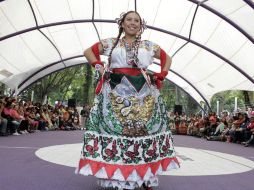 El traje de china poblana -con brillantes lentejuelas el escudo nacional- es el símbolo femenino de vestuarios de México ante el mundo. NTX / ARCHIVO