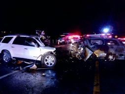 Ambos vehículos son trasladados al IJCF de Lagos de Moreno para realizar ahí la liberación de los cuerpos que quedaron prensados. ESPECIAL / UEPCBJ