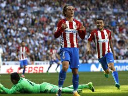 El francés Antoine Griezmann celebra el gol con el que igualó el marcador para Los Colchoneros. EFE /