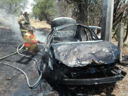 Protección Civil controló el fuego en el vehículo, que fue declarado como pérdida total. ESPECIAL / Protección Civil Jalisco