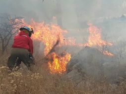 Alrededor de las 19:15 horas, los bomberos seguían trabajando para controlar el fuego en El Centinela. ESPECIAL /