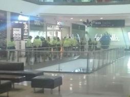 El hombre llegó a un local en donde funciona una óptica y tomó como rehén a la mujer a la que posteriormente le disparó. TWITTER / @24HorasTVN