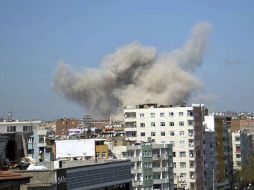 La explosión, que produjo una enorme nube de polvo, se produjo en un vehículo en reparación en el taller. AP /
